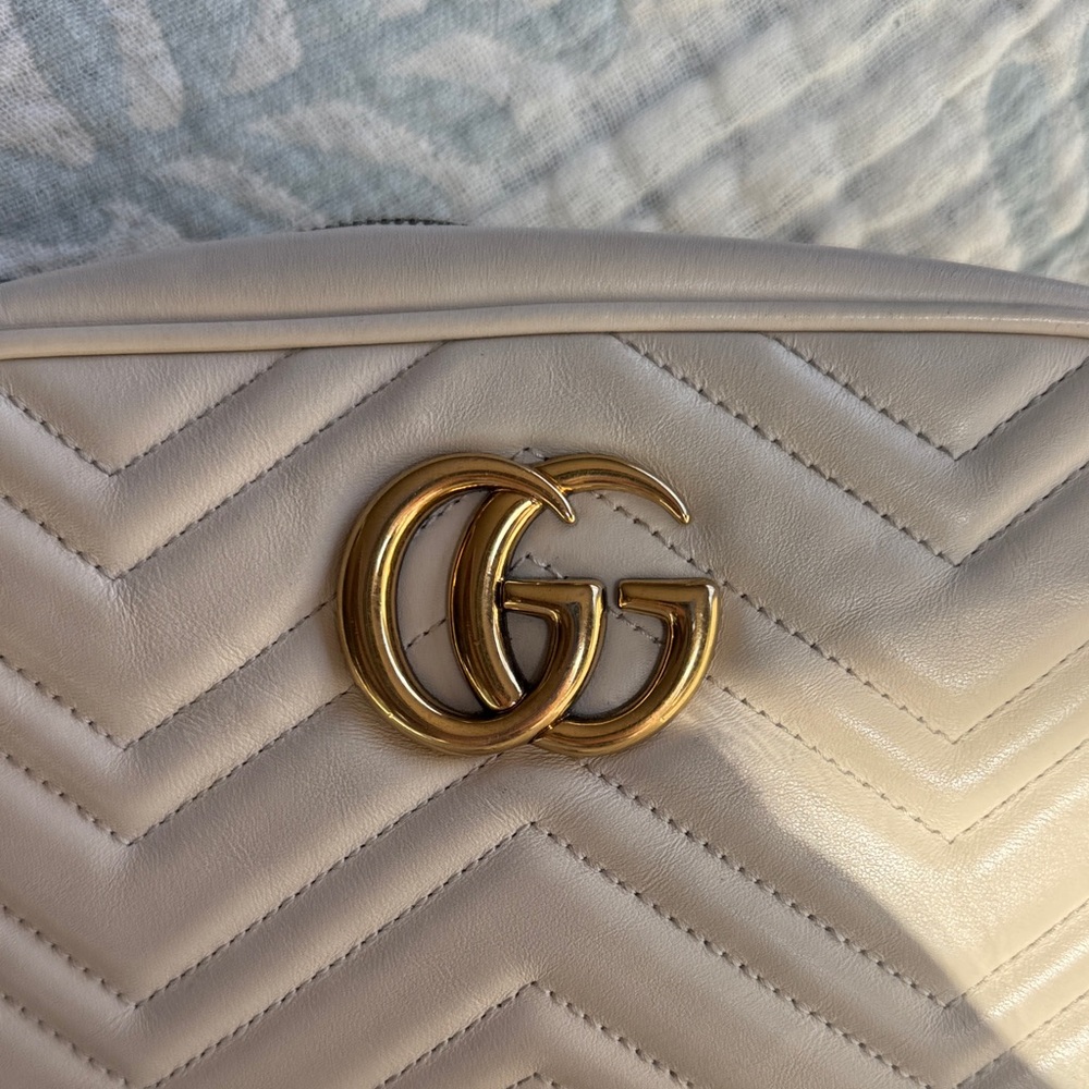 Gucci Beige Leather Crossbody with Gold Chain - Picture 2 of 14
